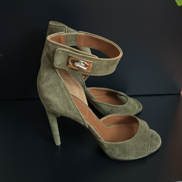 GIVENCHY PARIS Sharklock Ankle Strap Suede Heels Olive Open Toe Sz 10 9.5 or 9 - Picture 5 of 13